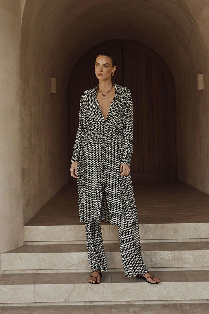 Best Pirce ๐ฅฐ DISSH Boutiques FAME BLACK WHITE GEO LONG ๐ SHIRT CLOTHING โ 1 DISSH Boutiques FAME BLACK WHITE GEO LONG SHIRT CLOTHING