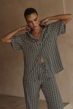 DISSH Boutiques CLOTHING FAME BLACK WHITE GEO VACATION SHIRT