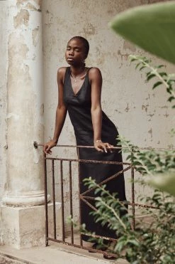 DISSH Boutiques TULLY BLACK LINEN MIDI DRESS