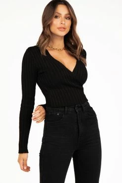 DISSH Boutiques BARROWS BLACK CROSS KNIT TOP